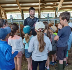 Une visite scolaire chez un éleveur de Mézilhac