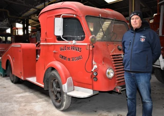 Ils bichonnent une incroyable collection de véhicules des sapeurs-pompiers…