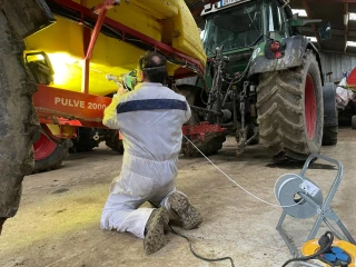 Jean-Goulven, spécialiste de la réparation plastique agricole